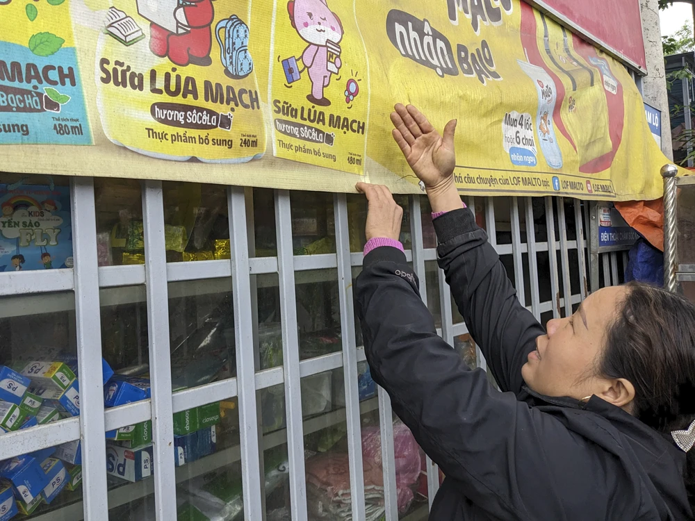 Người dân trước đó phản ảnh cảnh bụi than gây ô nhiễm, phủ kín các bề mặt vật dụng. Ảnh: NGUYỄN DO