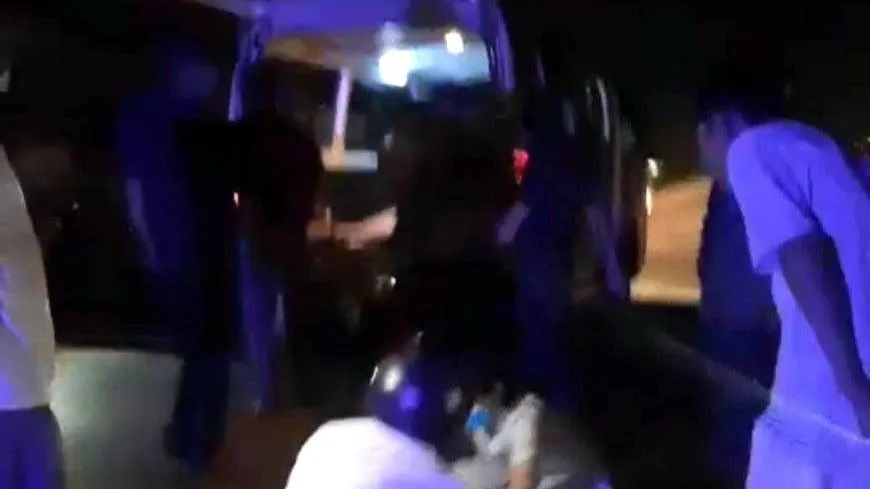 Người dân và lực lượng chức năng đưa người gặp nạn đi cấp cứu. Ảnh: BT Người dân và lực lượng chức năng đưa người gặp nạn đi cấp cứu. Ảnh: BT