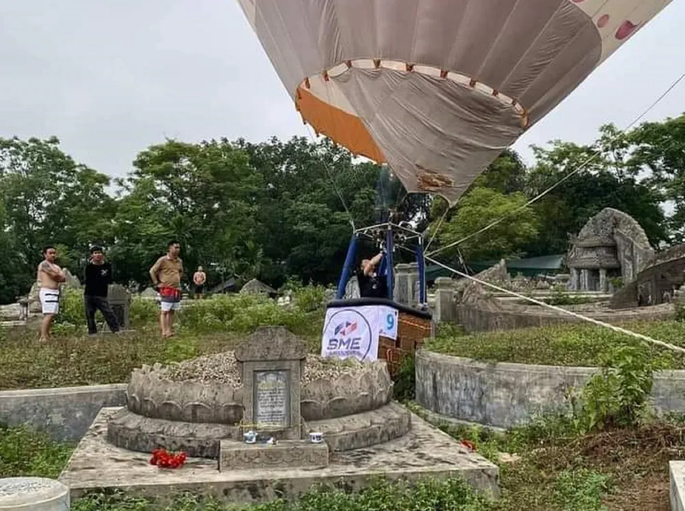 Hình ảnh khinh khí cầu đáp xuống một nghĩa trang ở Thừa Thiên-Huế được đăng tải lên mạng xã hội.