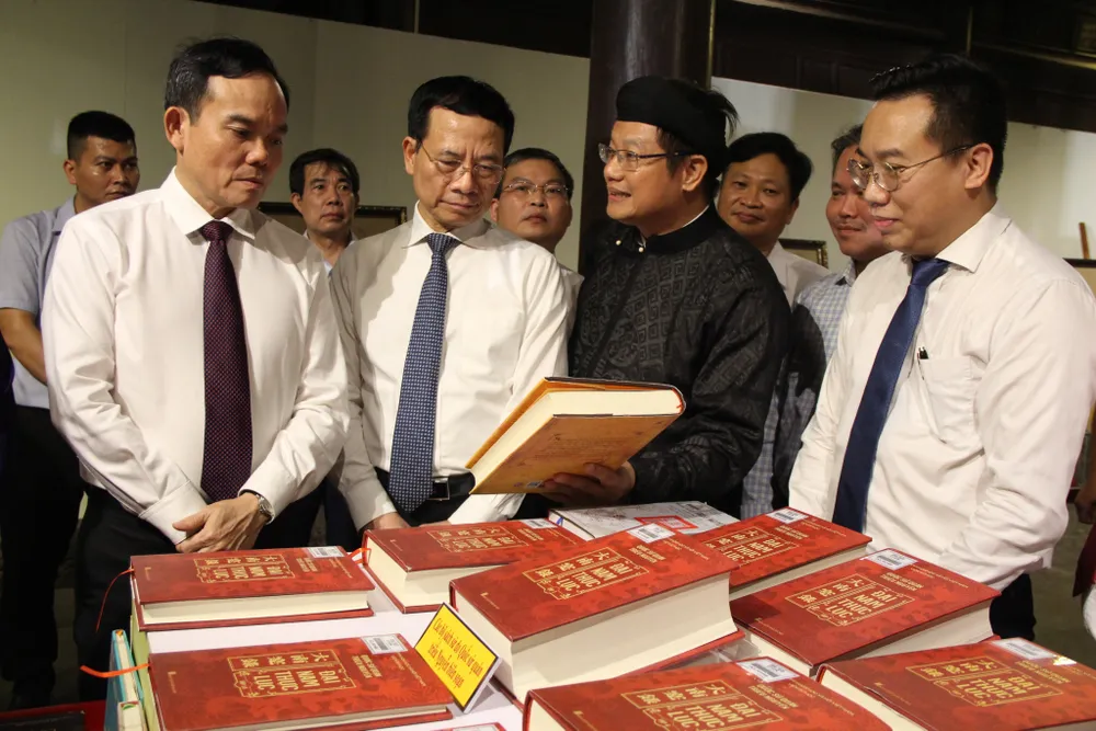 Phó Thủ tướng Chính Phủ cùng lãnh đạo trung ương và địa phương tại Ngày Sách và Văn hóa đọc Việt Nam lần thứ hai. Ảnh: ND Phó Thủ tướng Chính Phủ cùng lãnh đạo trung ương và địa phương tại Ngày Sách và Văn hóa đọc Việt Nam lần thứ hai. Ảnh: ND