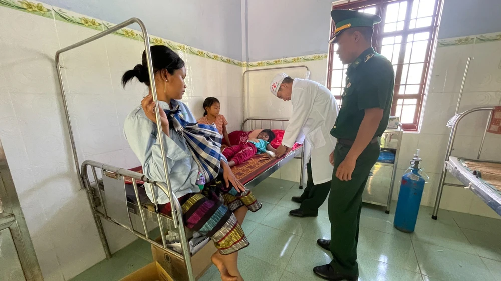 Hai cháu nhỏ bị ngộ độc được theo dõi tại Trạm xá quân dân y Paling. Ảnh: MV