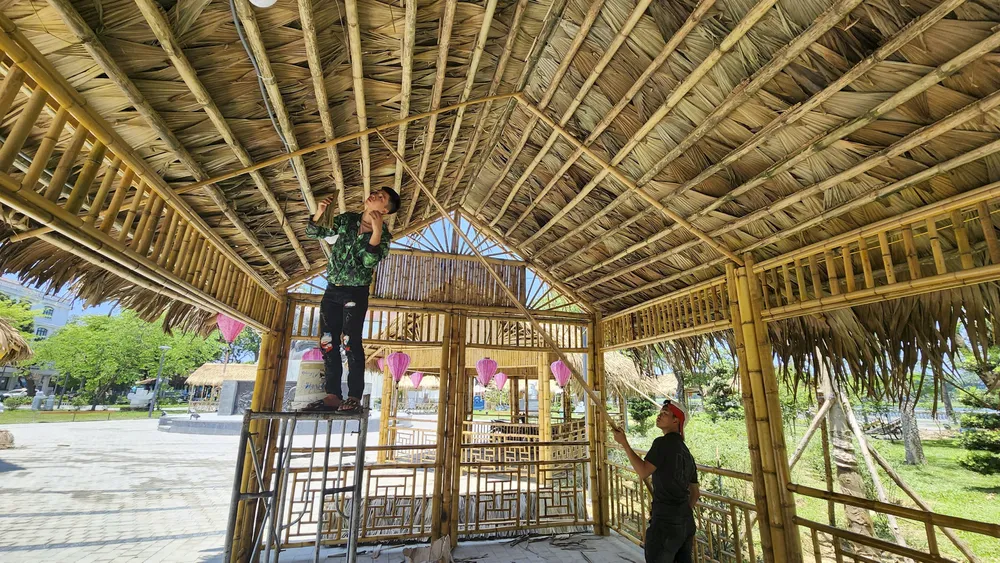 Đồng thời, tăng cường quan hệ liên doanh, liên kết, hợp tác đầu tư trên mọi lĩnh vực. Đặc biệt, thúc đẩy tăng trưởng kinh tế xã hội, gắn các sản phẩm nghề truyền thống với du lịch, với thị trường tiêu thụ trong nước và quốc tế.