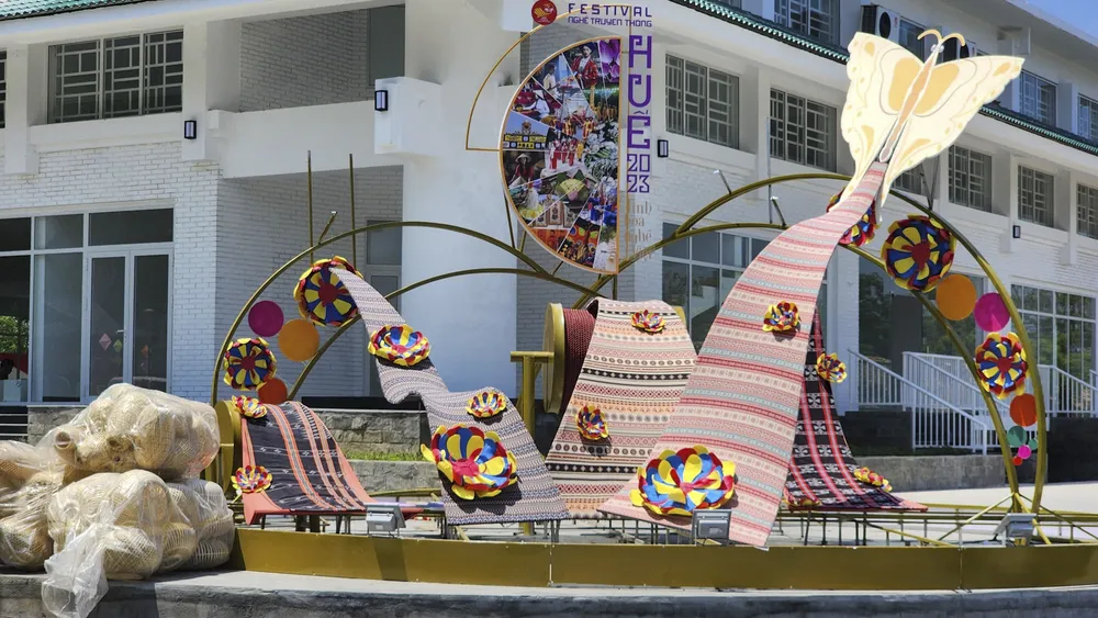 Không khí Festival Nghề truyền thống Huế 2023 xuất hiện trên các tuyến đường trung tâm TP Huế.