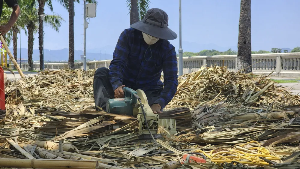 Các công nhân đội nắng, khẩn trương làm các không gian để chuẩn bị cho lễ hội.