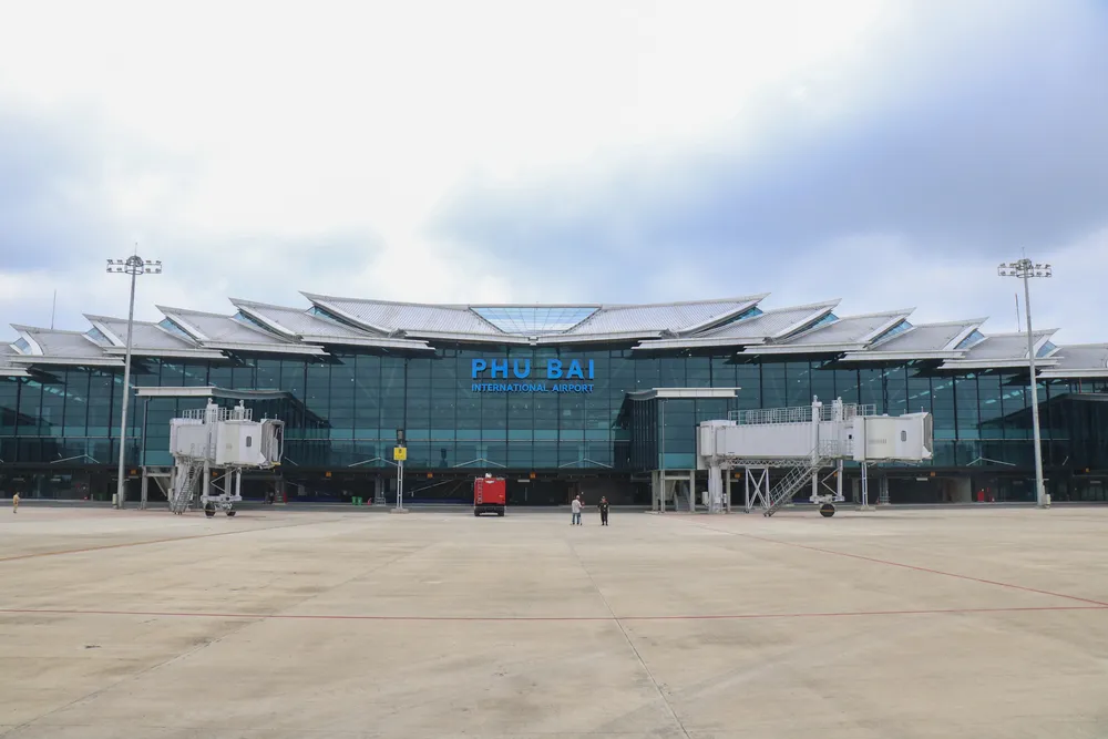 Việc xây dựng và đưa vào hoạt động nhà ga hành khách T2 – Cảng hàng không Quốc tế Phú Bài đáp ứng tốt nhu cầu đi lại của người dân địa phương; đồng thời thu hút khách du lịch và các nhà đầu tư, góp phần phát triển kinh tế - xã hội của tỉnh Thừa Thiên Huế.