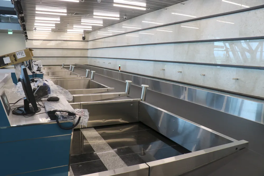 Trong đó công năng chính của tầng 1 gồm sảnh đến, băng chuyền hành lý, phòng điều khiển vận hành, khu vực nhập cảnh, cảng vụ, hải quan, phòng cho phi hành đoàn, phòng chờ VIP, phòng hành lý thất lạc, các phòng kỹ thuật điện...