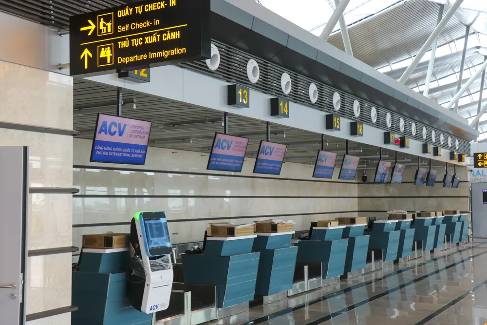 Nhà ga được đầu tư trang thiết bị hiện đại, công nghệ hàng không tiên tiến, cung cấp nhiều tiện ích chất lượng cao phục vụ hành khách với thiết kế 2 cao trình, 3 tầng (gồm tầng 1, tầng lửng và tầng 2).