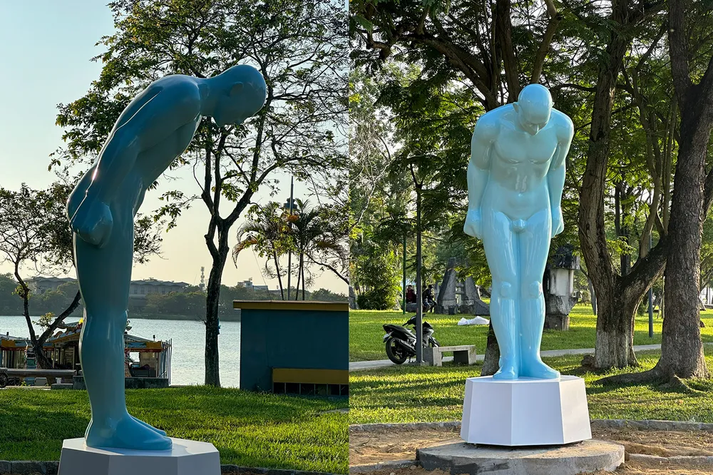 Tượng người đàn ông cúi chào được tại công viên ở TP Huế.