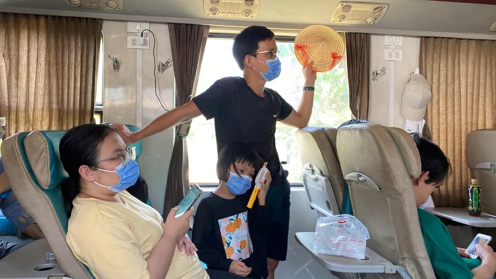 Các thiết bị điện bị cắt nên bên trong khoang hành khách rất nóng. Ảnh: B.LÂM