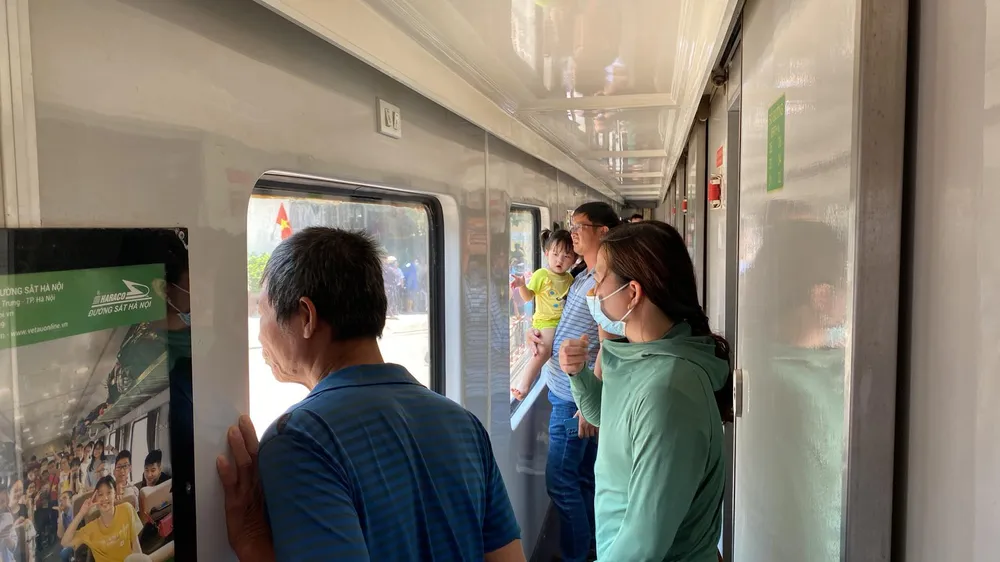 Hành khách trên tàu theo dõi sự việc. Ảnh: B.LÂM