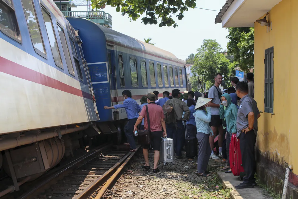Hành khách xuống tàu để trở về Ga Huế nghỉ ngơi. Hành khách xuống tàu để trở về Ga Huế nghỉ ngơi.