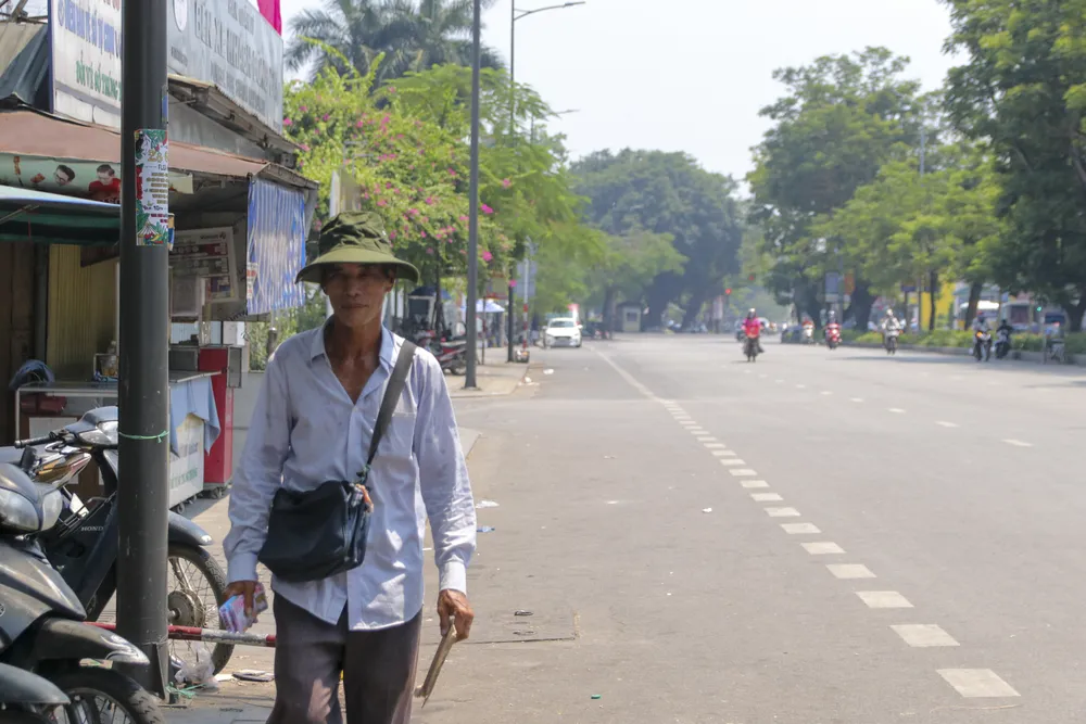Trời nắng nóng trên các tuyến đường xứ Huế ít người qua lại. Ảnh: VĂN LUÂN