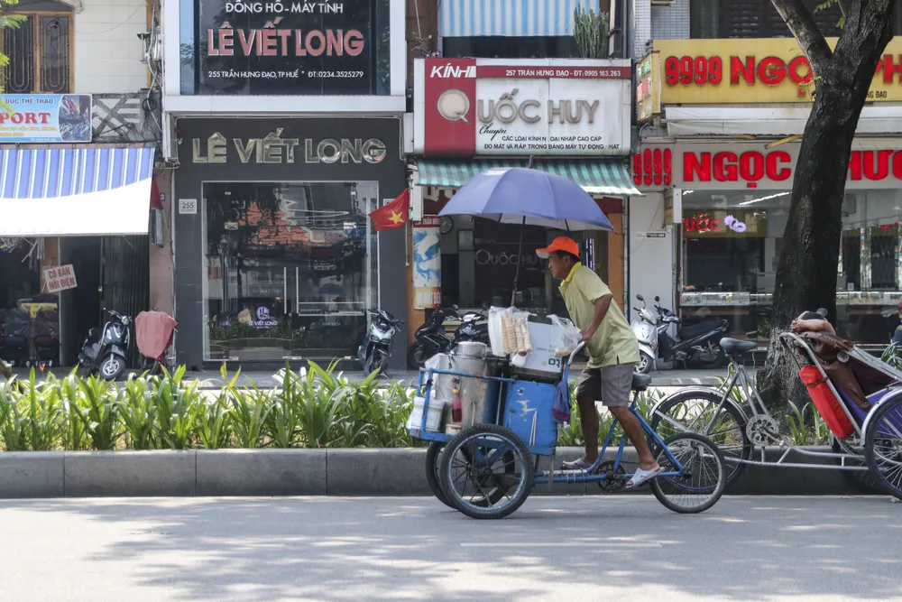 Người dân mưu sinh trong nắng nóng. Ảnh: VĂN LUÂN