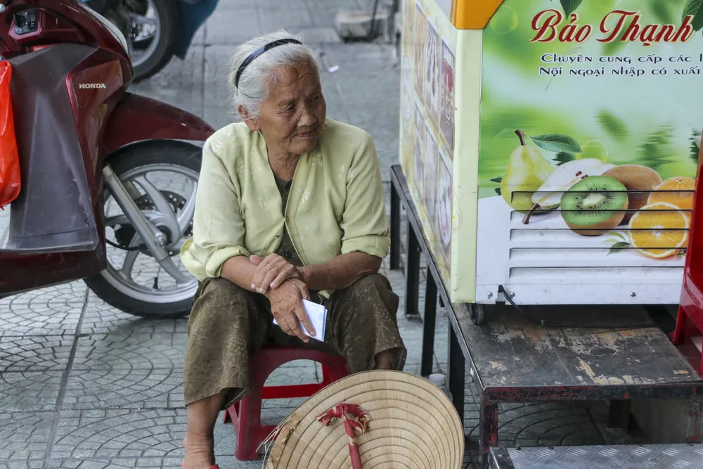 Bà Ngô Thị Hồng (78 tuổi) bán vé số trước chợ Đông Ba, TP Huế. Ảnh: VĂN LUÂN