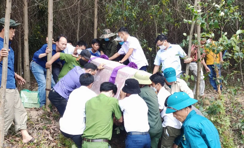 Lực lượng chức năng đưa thi thể bà B lên để bàn giao cho gia đình.