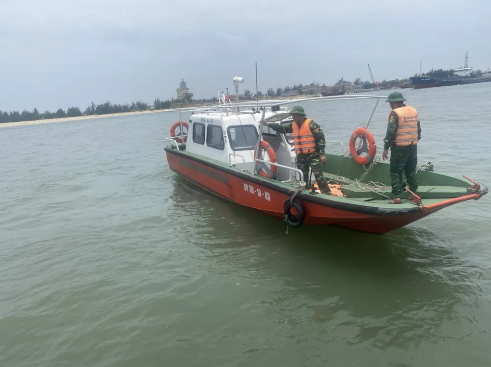 Lực lượng chức năng tổ chức tìm kiếm nạn nhân. Lực lượng chức năng tổ chức tìm kiếm nạn nhân.