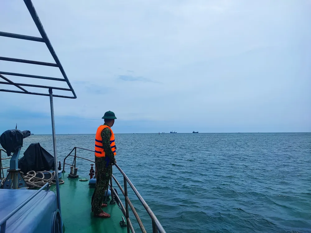 Lực lượng chức năng phối hợp với ngư dân tham gia tìm kiếm người mất tích.