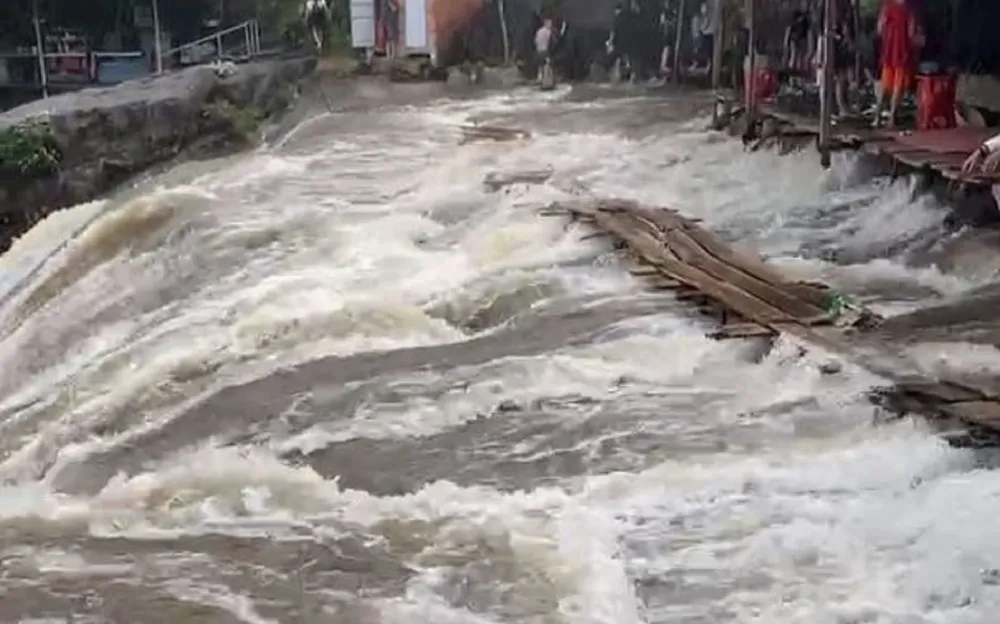 Nước lũ đổ về khiến nhiều người hoảng hốt. Ảnh: ND