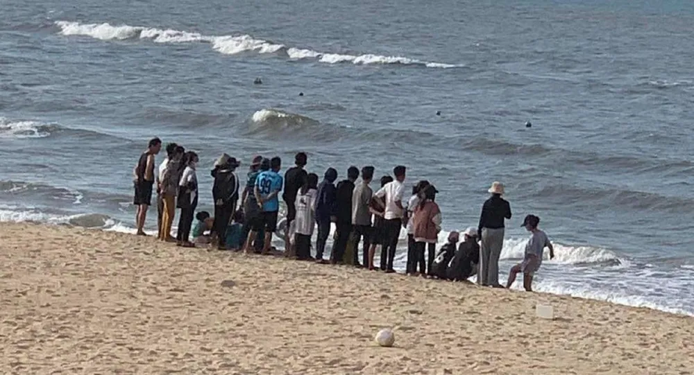 Người dân tham gia tìm kiếm học sinh gặp nạn. Ảnh: MT