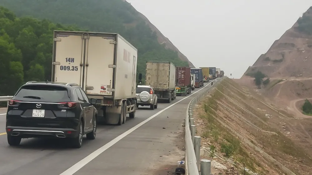 Nhiều xe ô tô xếp hàng dài trên cao tốc Cam Lộ - La Sơn.