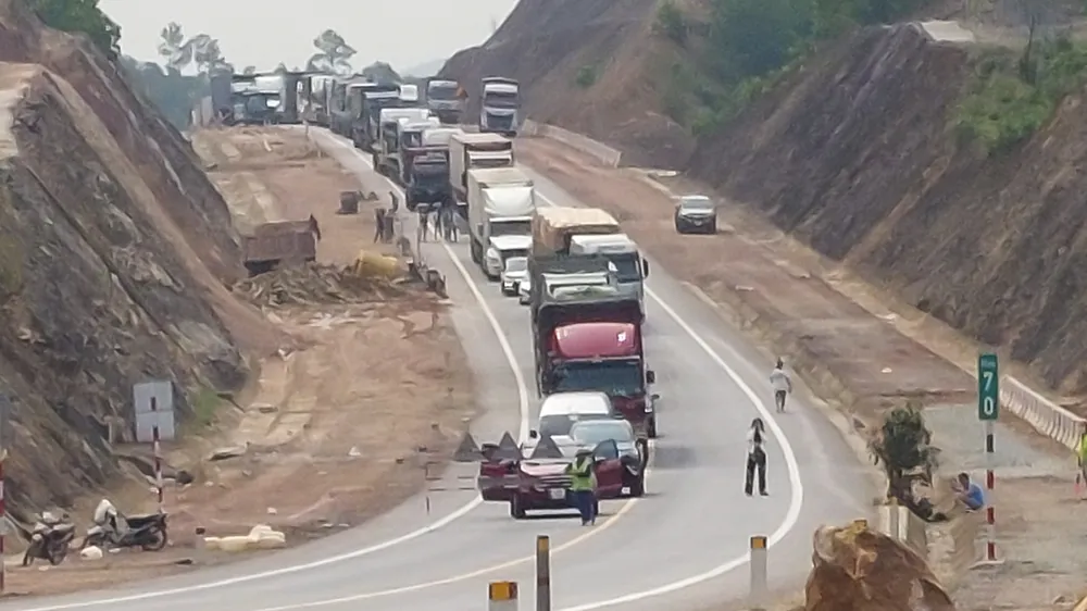 Việc này do đơn vị thi công đang triển khai khắc phục sự cố taluy dương bị hư hỏng do những cơn bão năm 2022.