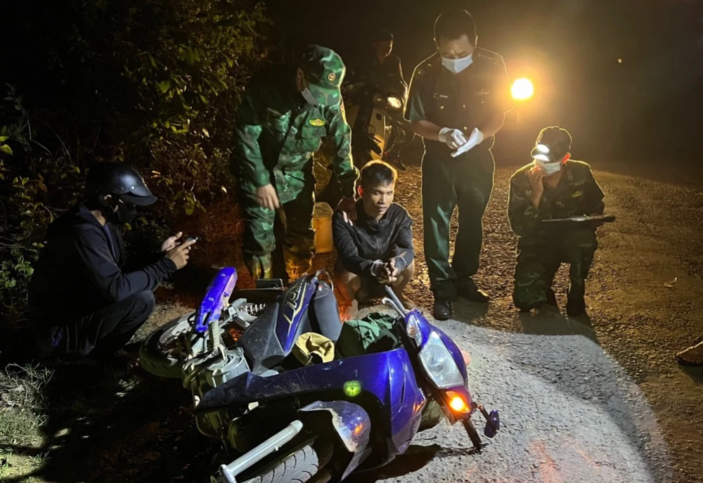 Lực lượng chức năng bắt giữ Hồ Văn Đăng cùng tang vật.