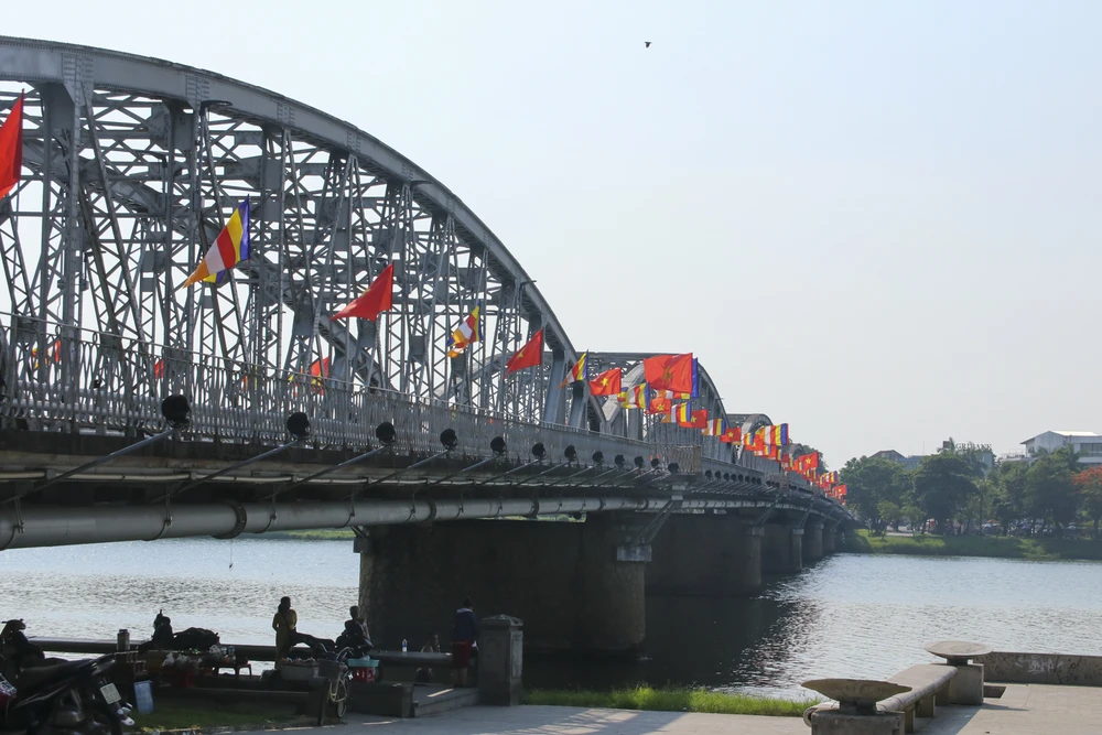 Những ngày qua, cờ Phật giáo, lồng đèn được các tăng ni, phật tử trang hoàng trên nhiều tuyến đường của TP Huế.