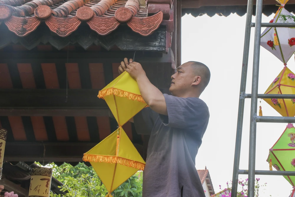 Các phật tử trang hoàng lồng đèn tại các ngôi chùa.