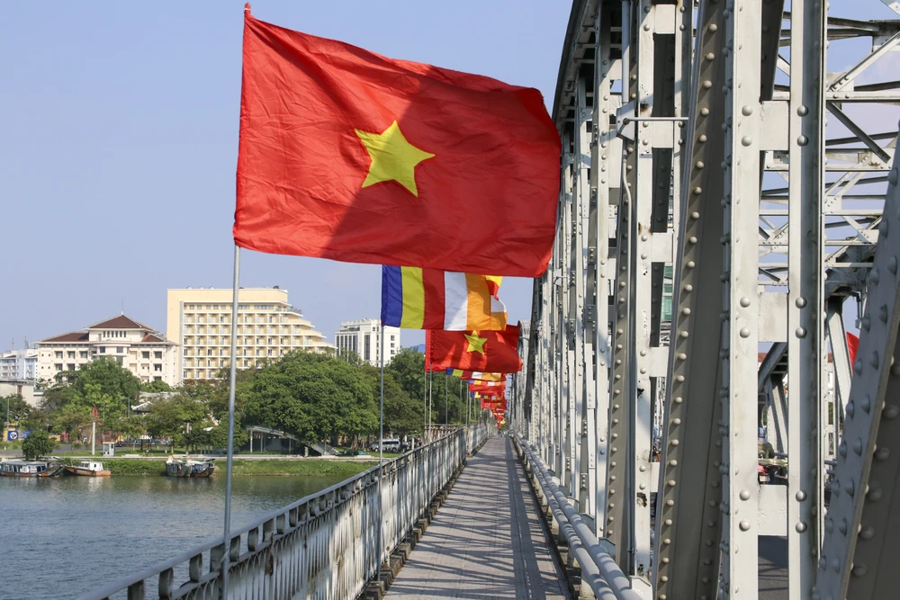 Trên một số tuyến đường chính, cờ Tổ quốc và cờ Phật giáo được trang trí rực rỡ.