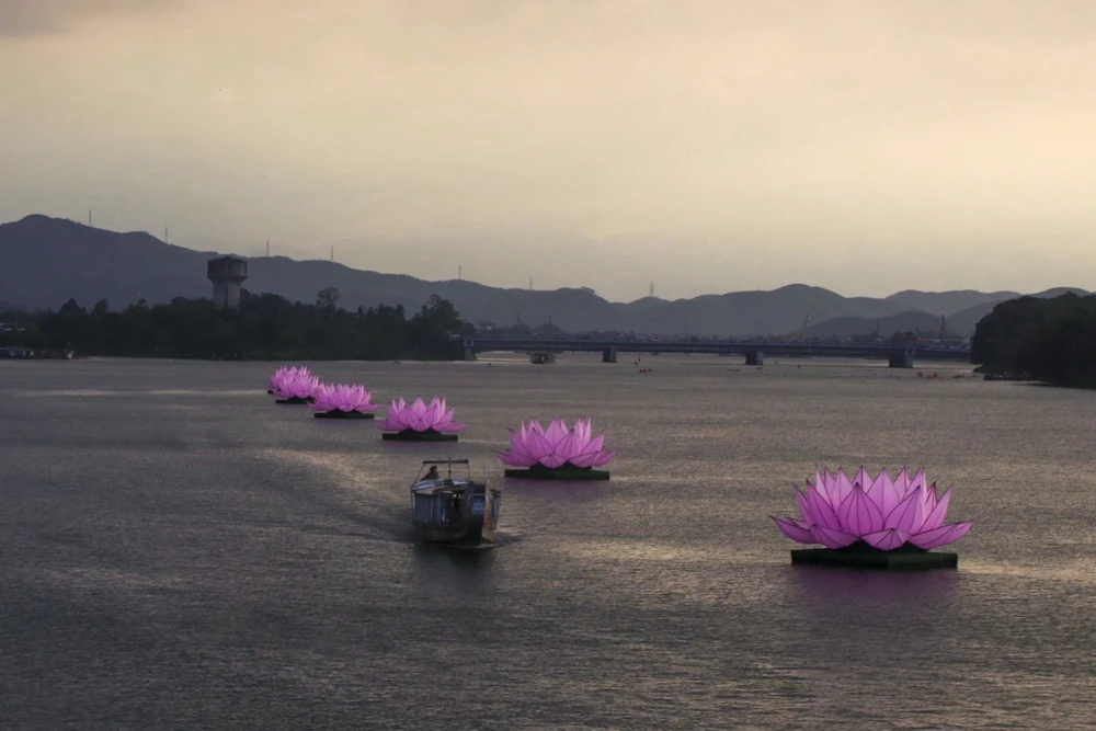 Kể từ Đại lễ Vesak năm 2008 cho đến nay, đến mùa Phật đản, trên dòng sông Hương xuất hiện hình ảnh 7 đóa hoa sen tỏa sáng để cung đón 7 bước chân thanh tịnh của Đức Thế tôn lúc thị hiện đản sanh.