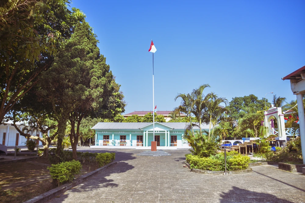 Để chuẩn bị cho các hoạt động kỷ niệm, những ngày này, tỉnh Quảng Trị đã chuẩn bị các hoạt động trang trí tại Trụ sở Chính phủ cách mạng lâm thời CHMNVN, nhiều tuyến đường tại huyện Cam Lộ,... Đồng thời vào chiều 2-6, ông Hoàng Nam, PCT UBND tỉnh Quảng Trị cũng đã tổ chức họp để rà soát công tác chuẩn bị tổ chức. Ảnh: NGUYỄN DO