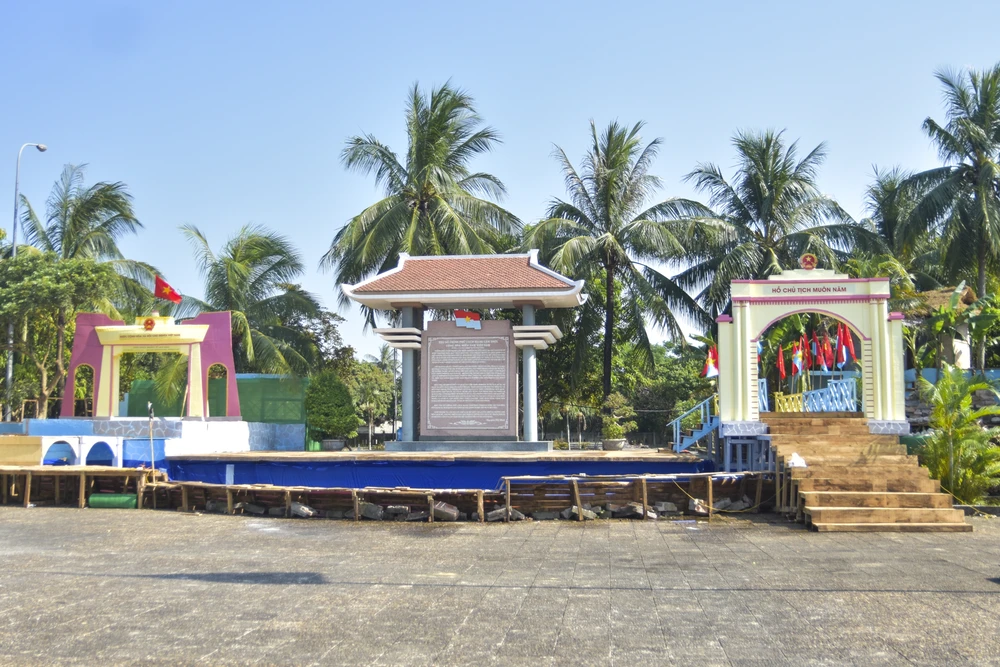 Sân khấu chương trình nghệ thuật kỷ niệm 50 năm ngày ra mắt Trụ sở Chính phủ cách mạng lâm thời CHMNVN đang được dàn dựng. Ảnh: NGUYỄN DO