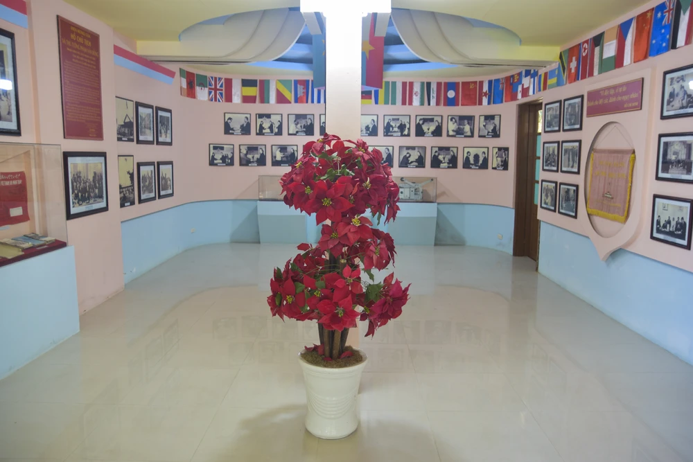 Khu nhà trưng bày tại trụ sở Chính phủ Cách mạng lâm thời CHMNVN được trưng bày các hiện vật, hình ảnh, những văn bản,... để du khách đến tham quan, tìm hiểu lịch sử. Ảnh: NGUYỄN DO