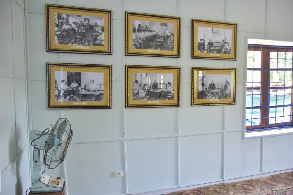 Hiện nay tại khu nhà làm việc của Chính phủ Cách mạng lâm thời CHMNVN được trưng bày những hình ảnh những buổi làm việc, tiếp các đoàn ngoại giao, để người dân, du khách mỗi lần đến tham quan có thể biết được các buổi làm việc tại trụ sở này. Ảnh: NGUYỄN DO