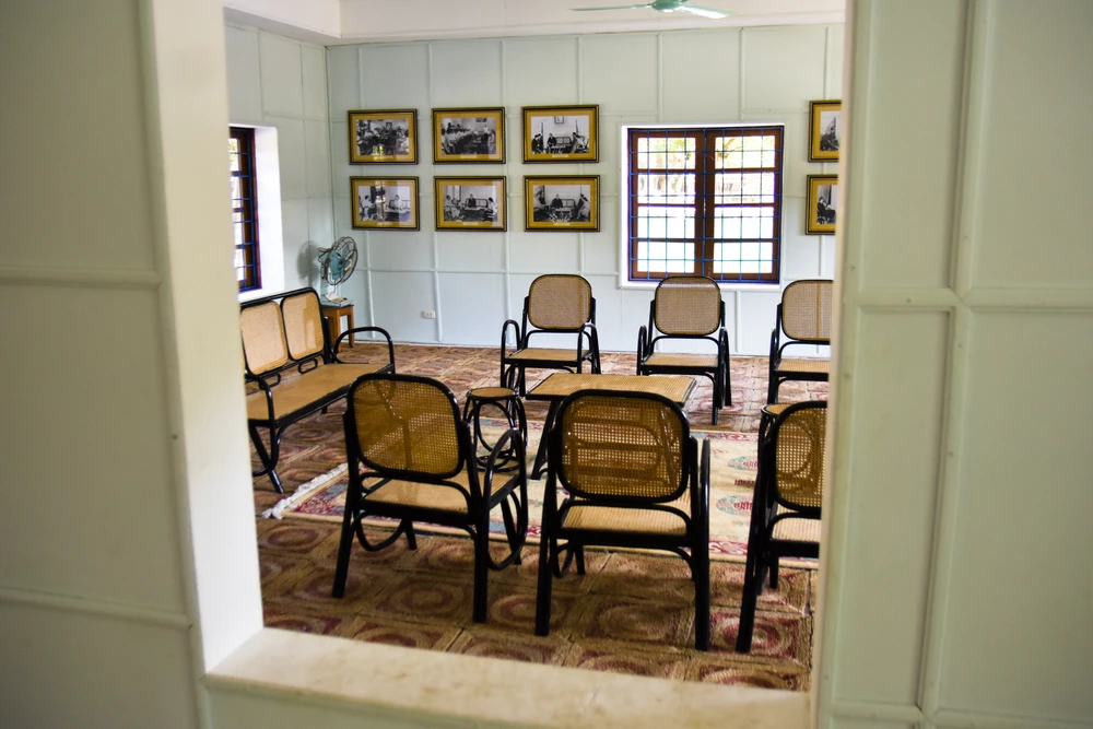 Những bộ bàn ghế được phục dựng giống với hình ảnh các bộ bàn ghế tại các buổi làm việc của Chính phủ cách mạng lâm thời CHMNVN. Ảnh: NGUYỄN DO