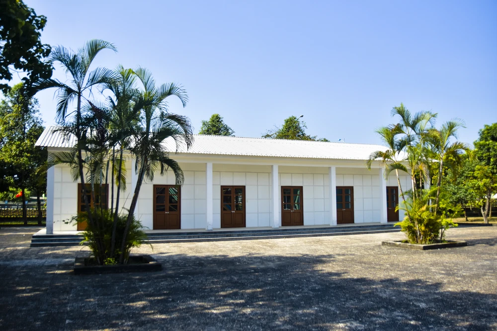 Phía bên trái tòa nhà chính, đây là tòa nhà làm việc của đoàn Ngoại giao, nơi làm việ của bà Nguyễn Thị Bình, nguyên Phó Chủ tịch nước Cộng hòa xã hội Chủ nghĩa Việt Nam. Ảnh: NGUYỄN DO