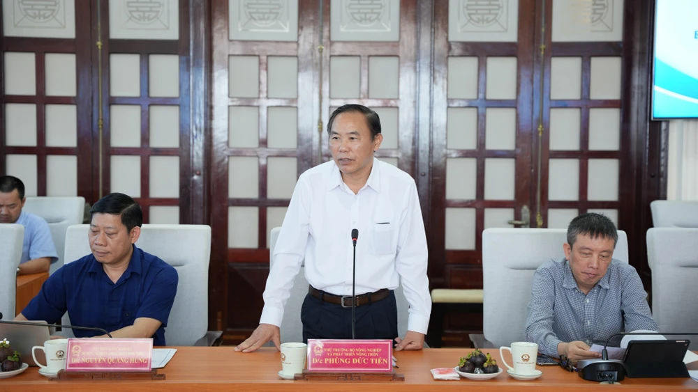 Ông Phùng Đức Tiến - Thứ trưởng Bộ NN&amp;PTNT phát biểu tại buổi làm việc.