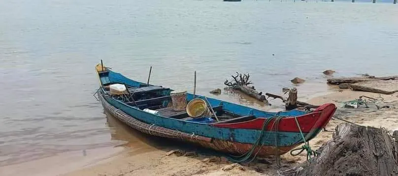 Chiếc thuyền của anh P được người dân phát hiện. Chiếc thuyền của anh P được người dân phát hiện.