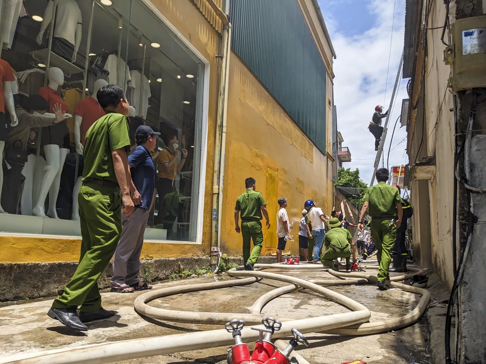 Các chiến sĩ tiếp cận để dập tắt đám cháy. Ảnh: ND