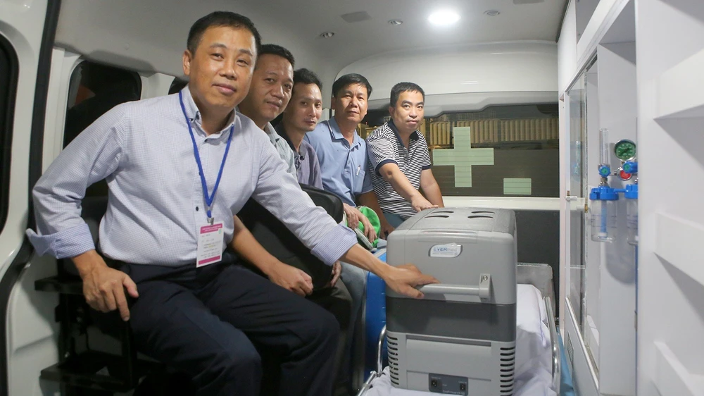 Các y bác sĩ vận chuyển quả tim đến Bệnh viện Trung ương Huế để ghép cho người bệnh.