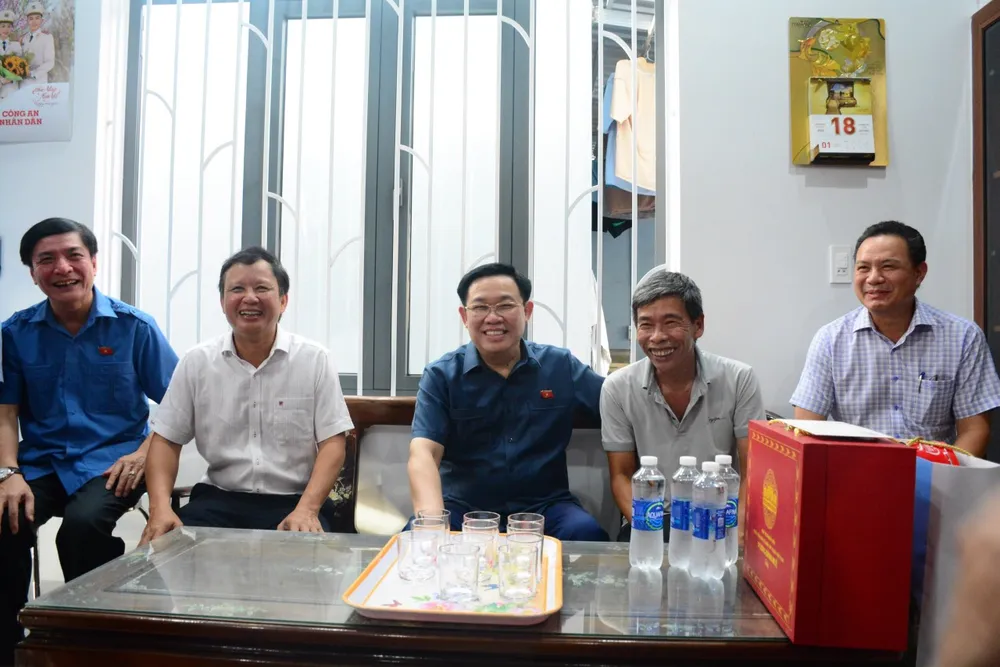 Chủ tịch Quốc hội Vương Đình Huệ thăm gia đình chính sách tại TP Huế.