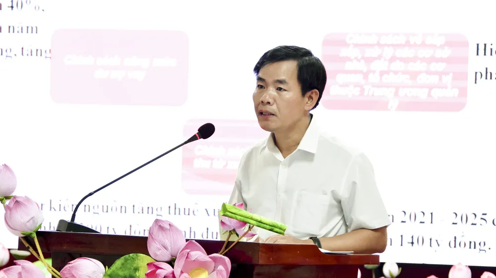 Ông Nguyễn Văn Phương, Chủ tịch UBND tỉnh Thừa Thiên- Huế báo cáo tình hình thực hiện nhiệm vụ trong thời gian qua. Ông Nguyễn Văn Phương, Chủ tịch UBND tỉnh Thừa Thiên- Huế báo cáo tình hình thực hiện nhiệm vụ trong thời gian qua.