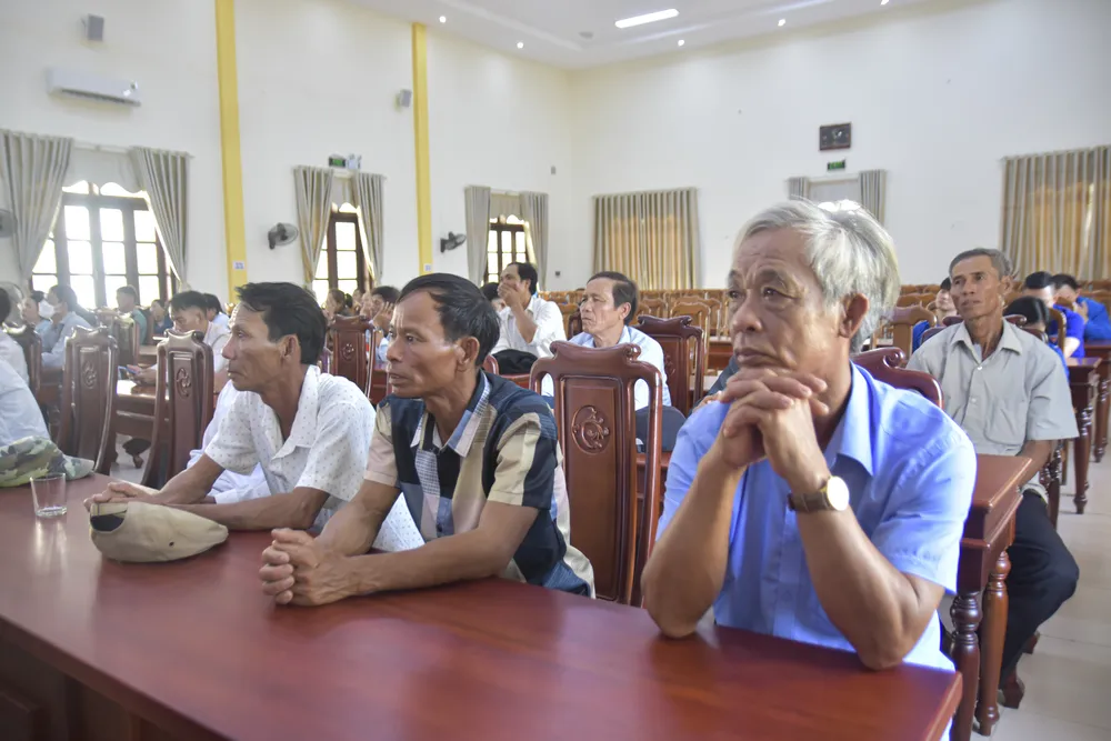 Ngư dân chăm chú theo dõi chương trình. Ảnh: NGUYỄN DO