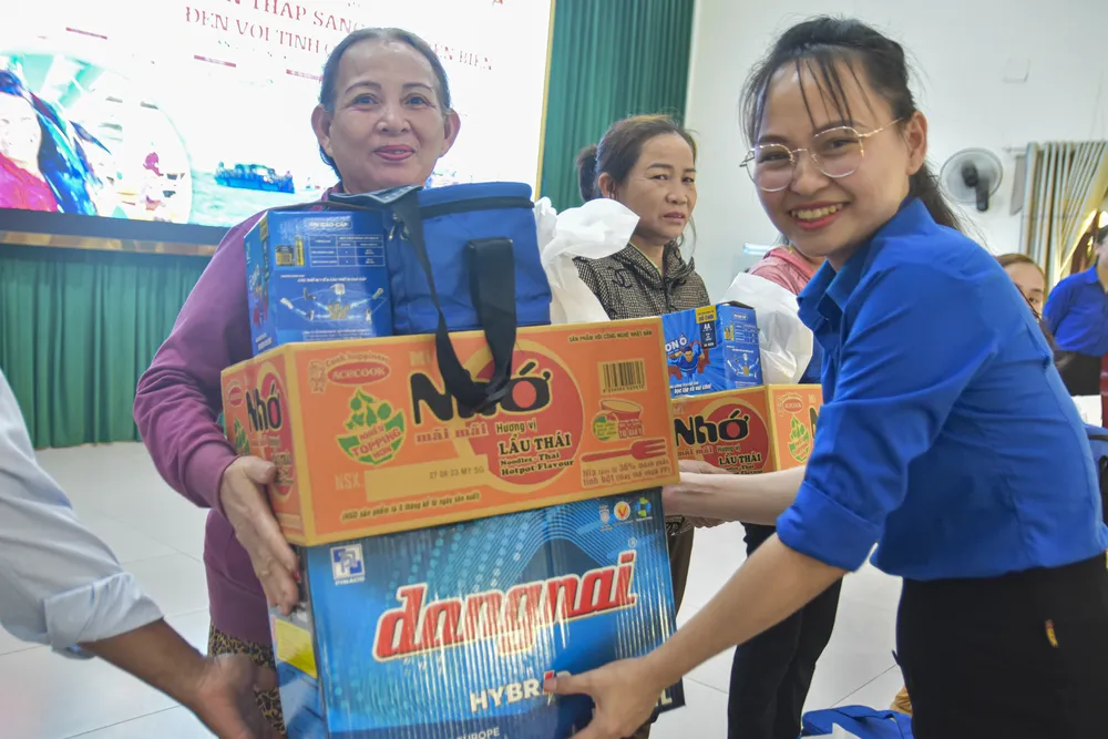 Chị Hoàng Thị Huyền Trang, Phó Bí Thư đoàn cơ sở Sở NN&amp;PTNT tỉnh Quảng Trị, trao quà cho gia đình các ngư dân. Ảnh: NGUYỄN DO