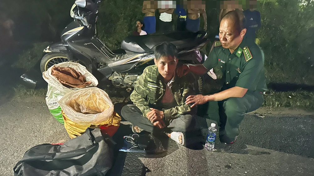 Nguyễn Văn Năng cùng tang vật. Ảnh: BP