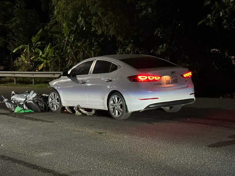 Vụ tai nạn khiến một cháu bé tử vong, bốn người khác bị thương nhập viện.