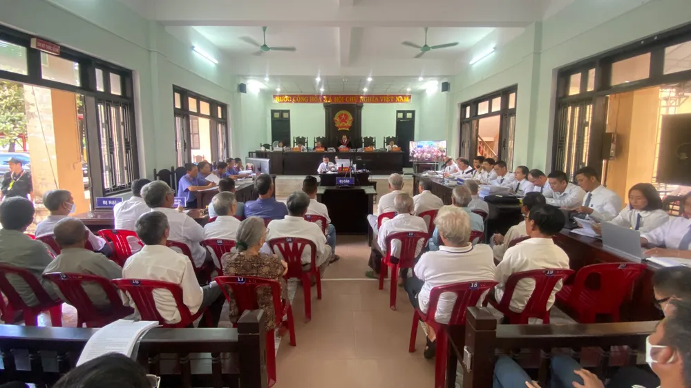 71 bị cáo bị truy tố với các tội danh "Lừa đảo chiếm đoạt tài sản", "Thiếu trách nhiệm gây hậu quả nghiêm trọng" và "Lợi dụng chức vụ quyền hạn trong thi hành công vụ".