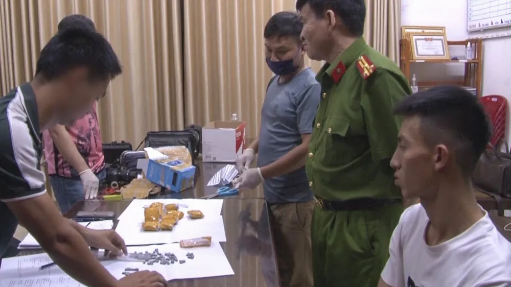 Nguyễn Việt Đức (mặc áo trắng) bị bắt giữ khi vận chuyển hơn 1.000 viên ma túy. Ảnh: C.QUANG Nguyễn Việt Đức (mặc áo trắng) bị bắt giữ khi vận chuyển hơn 1.000 viên ma túy. Ảnh: C.QUANG