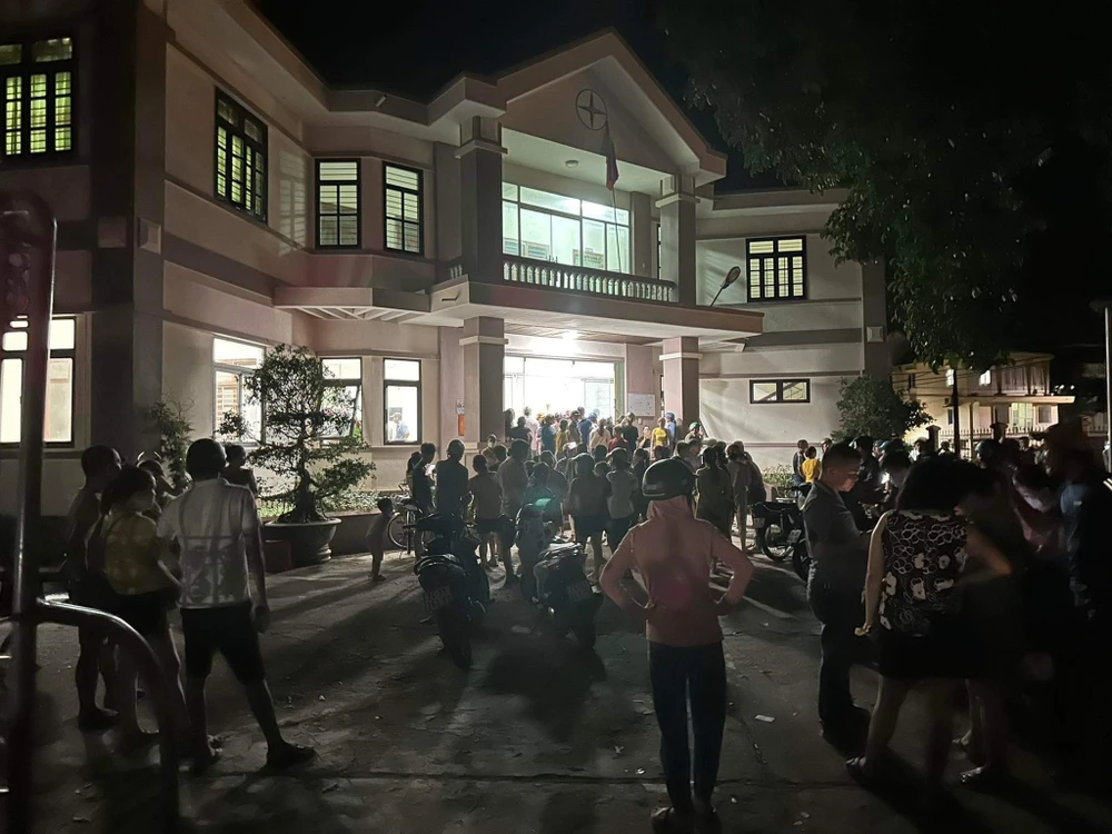 Người dân tập trung tại Đội quản lý Điện Lao Bảo để phản ánh sự việc.