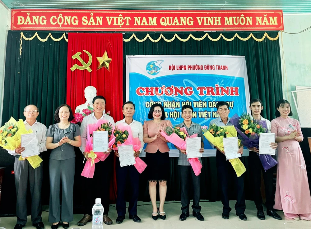 Các hội viên danh dự nhận quyết định của Hội LHPN tỉnh Quảng Trị. Ảnh: Q.HIỆP